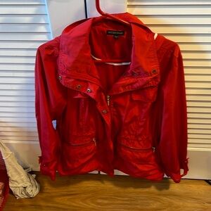 Red windbreakerker/raincoat